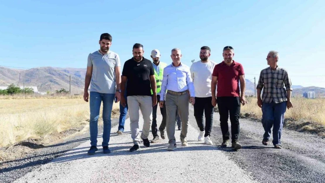 Yeşilyurt'ta kırsal mahallelerdeki yol çalışmalarına ağırlık verildi