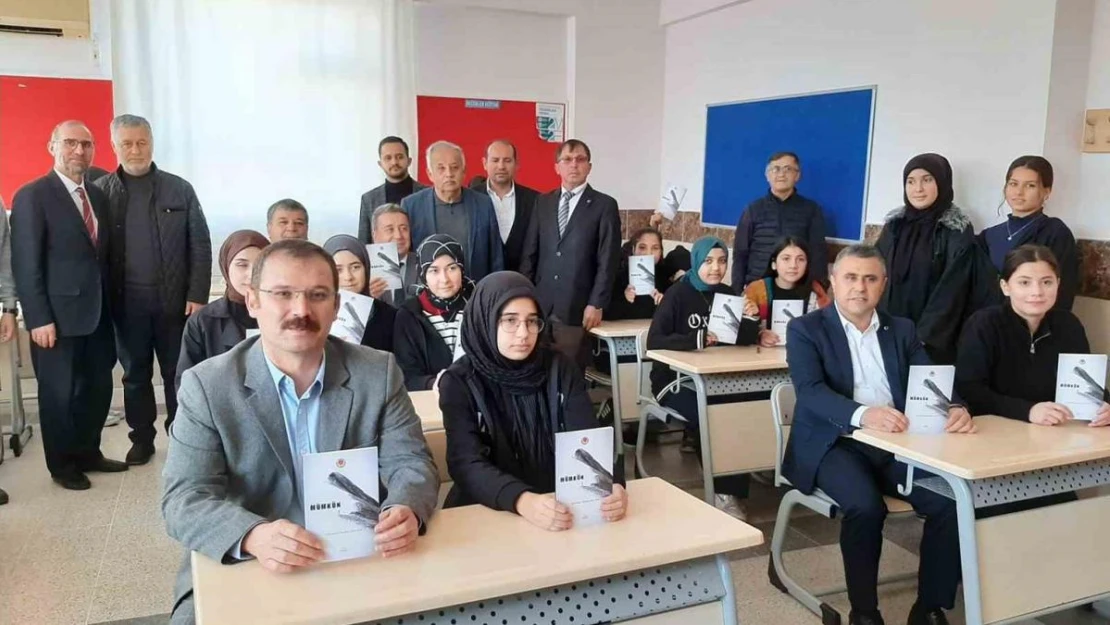 Yıl içinde yazılan şiirleri kitap haline getirdiler