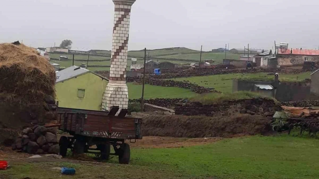 Yıldırım cami minaresine düştü