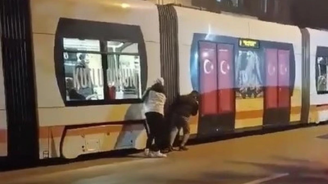 Yokuş çıkmakta zorlanan tramvayı ittiren gençlerin videosu büyük beğeni topladı