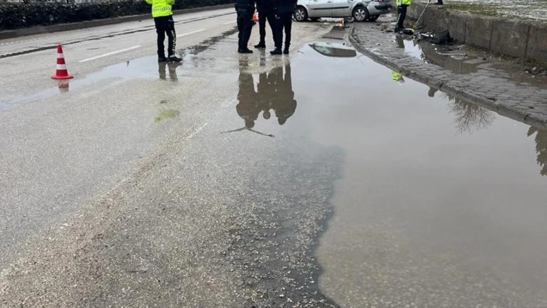 Yol bozukluğundan dolayı kontrolden çıkan otomobilin sürücüsü yaralandı