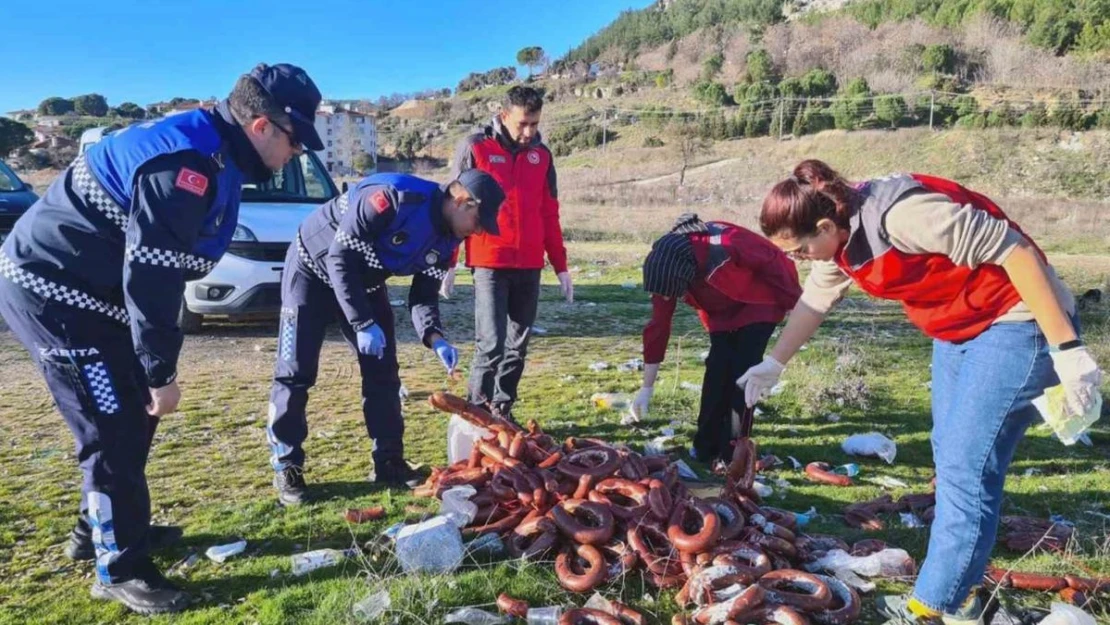 Yol kenarına atılan 100 kilo bozuk sucuk imha edildi