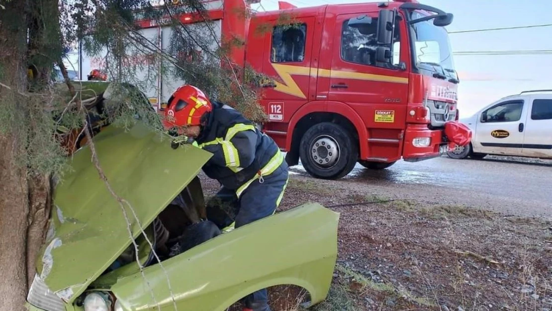 Yol kenarındaki ağaca çarpan otomobil hurdaya döndü: 2 yaralı