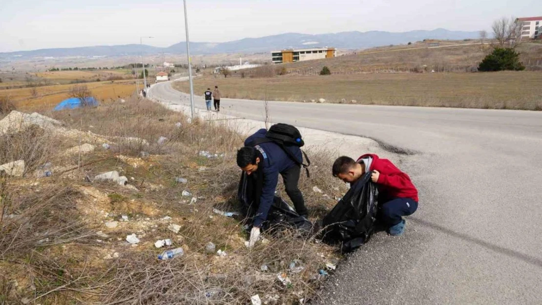 Yol kenarındaki atıklardan rahatsız olan iki öğrenci kolları sıvadı, 160 kilogram çöp topladı