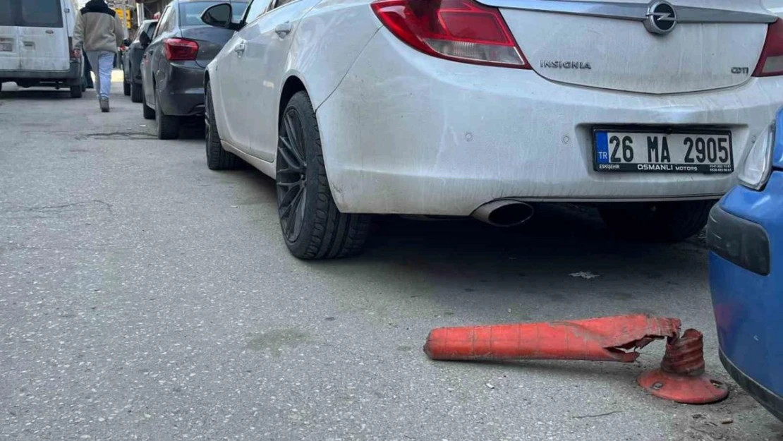 Yol kenarındaki dubalar bilinçsiz sürücüler tarafından tahrip edildi