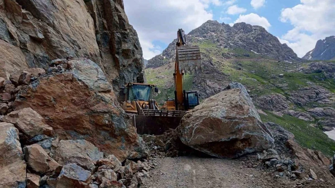 Yola düşen dev kayalar temizlendi