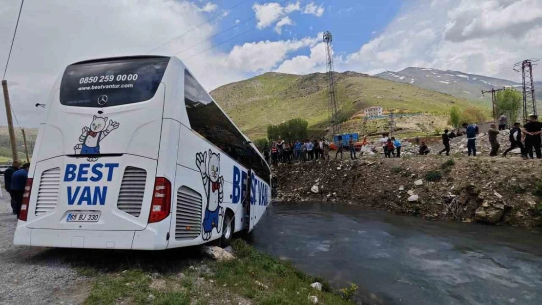 Yolcu otobüsü dereye yuvarlandı: 5 yaralı