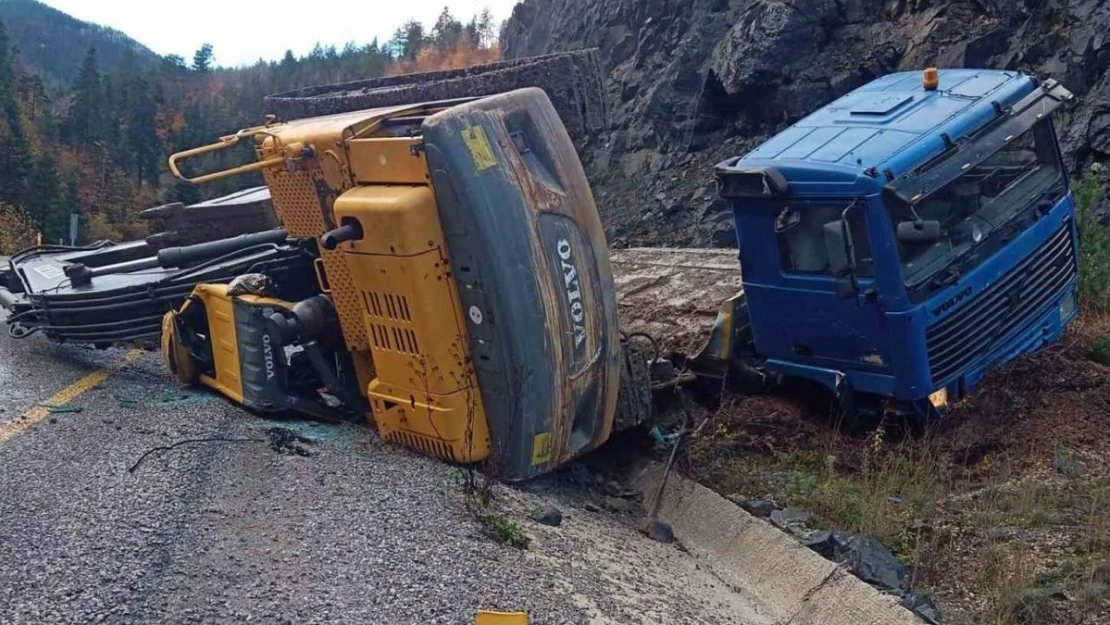 Yoldan çıkan tır üzerindeki Kastamonu'da ekskavatör devrildi: Faciadan dönüldü