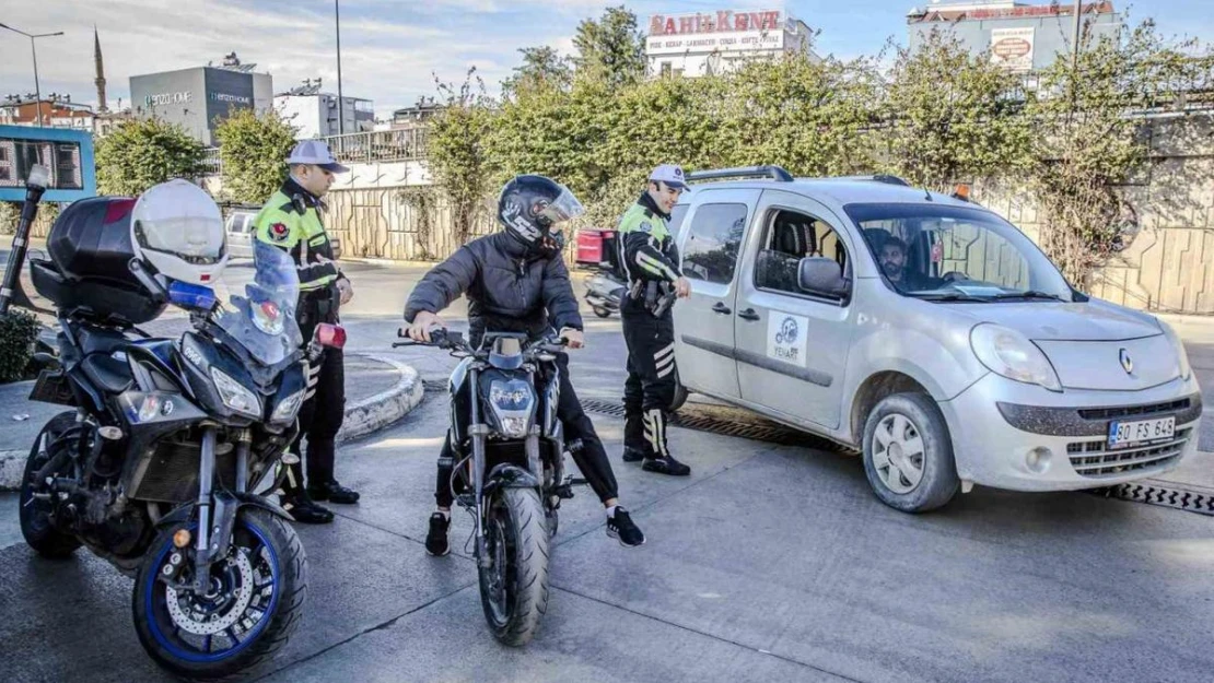 Yolu 3 dakika kısaltmak için 690 TL ödediler, polisi görünce şaşkına döndüler