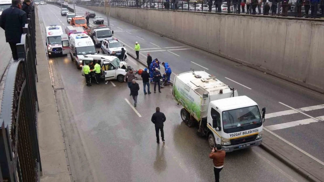 Yozgat'ta çöp toplama aracına çarpan hafif ticari araç sürücüsü yaralandı