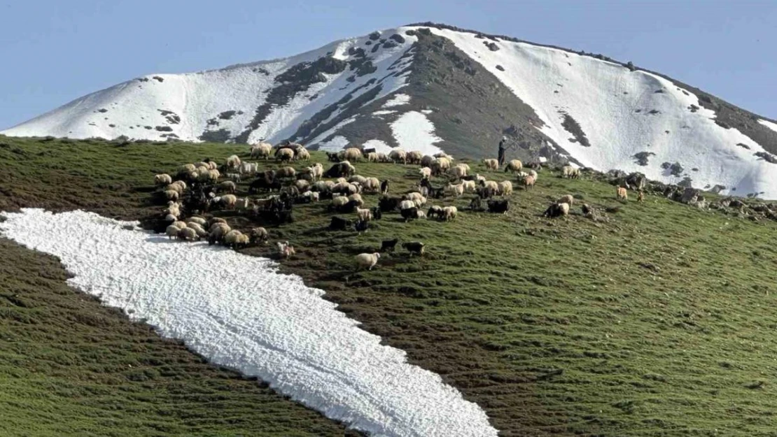 Yüksekova'da 2 mevsim bir arada