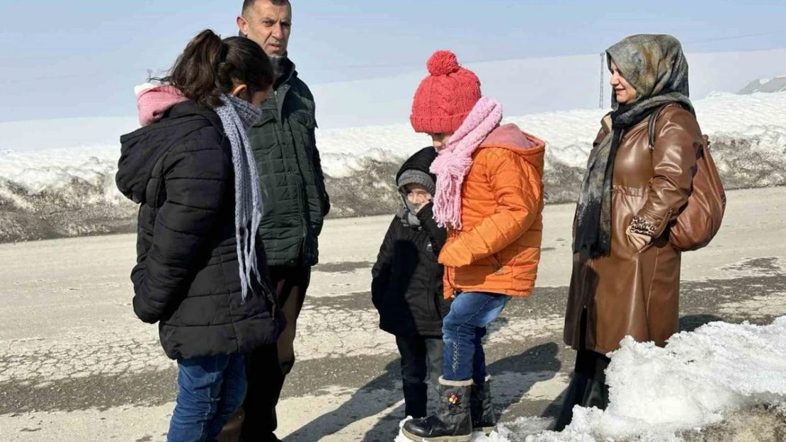 Yüksekova'da 4.4 büyüklüğünde deprem korkuttu, vatandaşlar kendini dışarıya attı