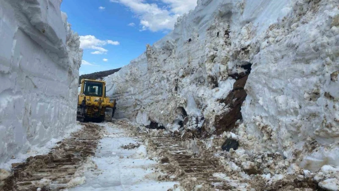 Yüksekova'da 5 metre yüksekliğindeki kar tünelleri şaşırttı