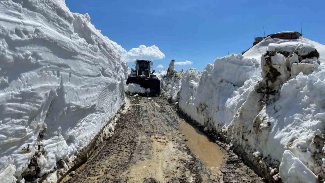 Yüksekova'da 5 metreyi bulan karda yol açma çalışması