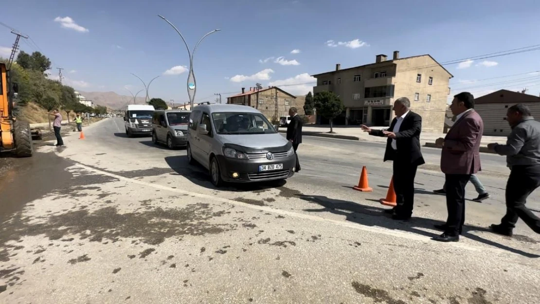 Yüksekova'da 7 yıldır kapalı olan İpekyolu Caddesi trafiğe açıldı