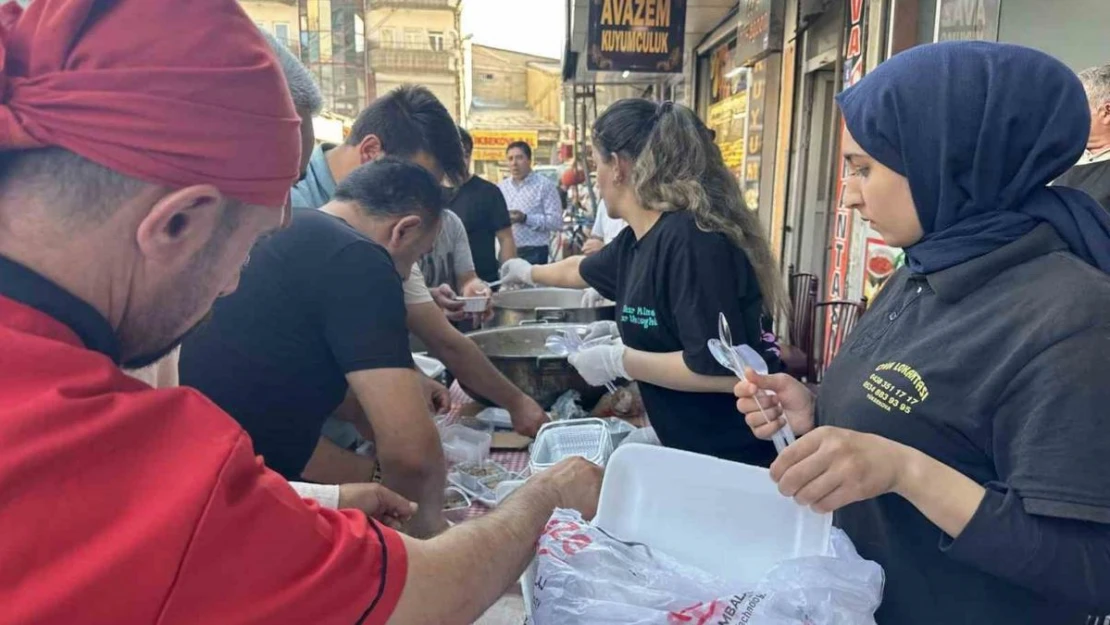 Yüksekova'da aşure dağıtımına yoğun ilgi