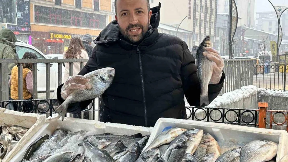 Yüksekova'da balık tezgahlarına yoğun ilgi