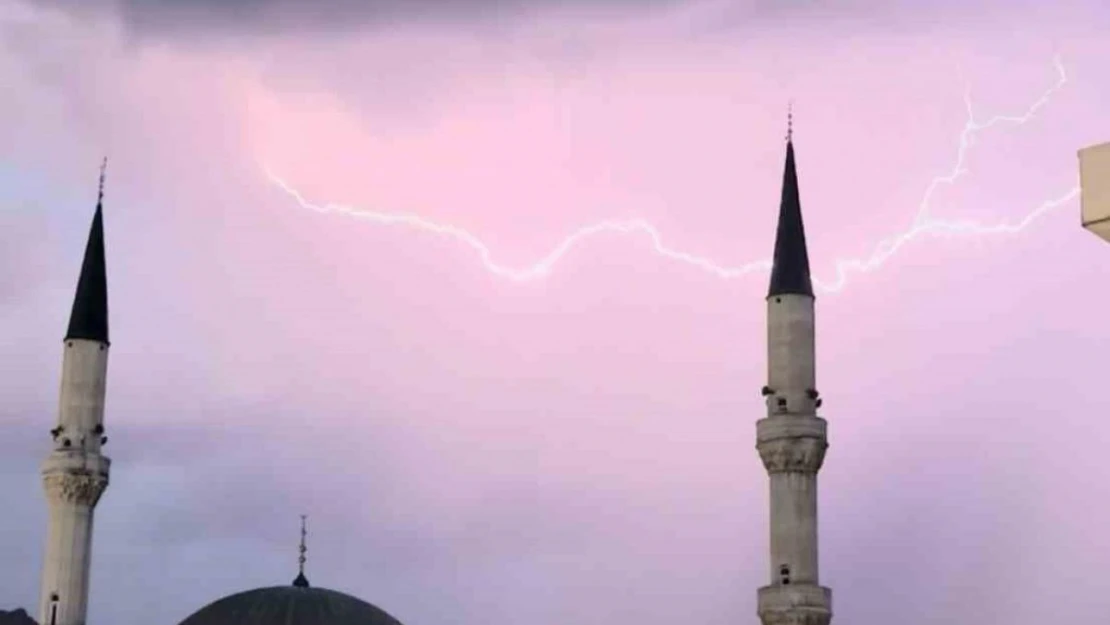 Yüksekova'da cami minareleri arkasında çakan şimşeklerden görsel şölen