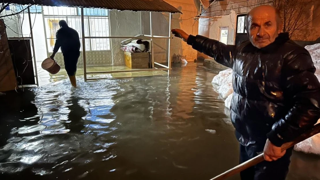 Yüksekova'da evi sular altında kalan 5 nüfuslu aile, akrabalarına sığındı