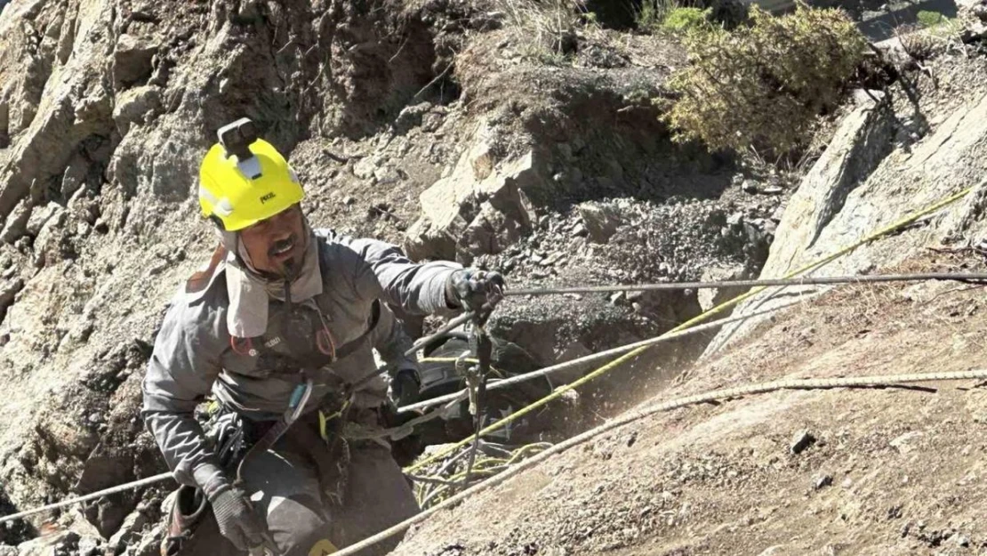 Yüksekova'da heyelan sonrası dağcılar devreye girdi