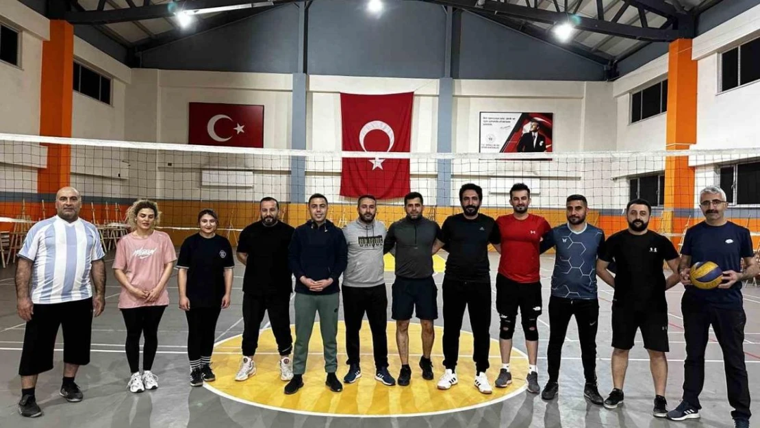 Yüksekova'da iftar sonrası gençlerin durağı İlçe Gençlik ve Spor Müdürlüğü oluyor