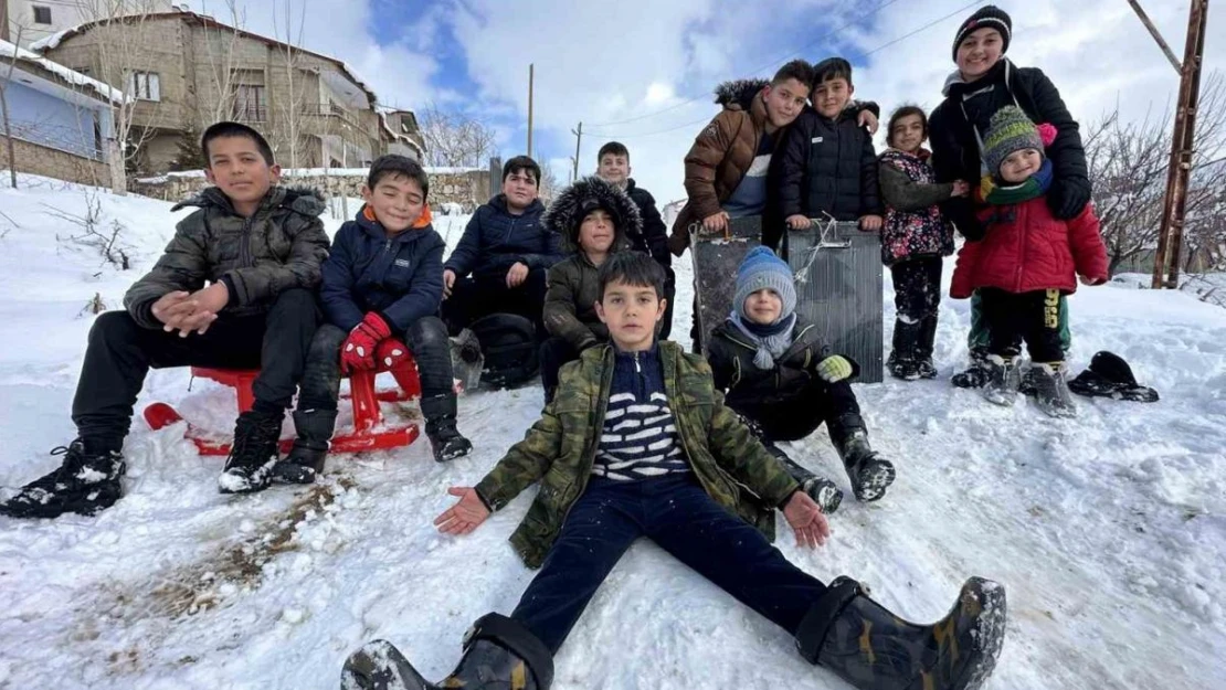 Yüksekova'da kar yağışına en çok çocuklar sevindi