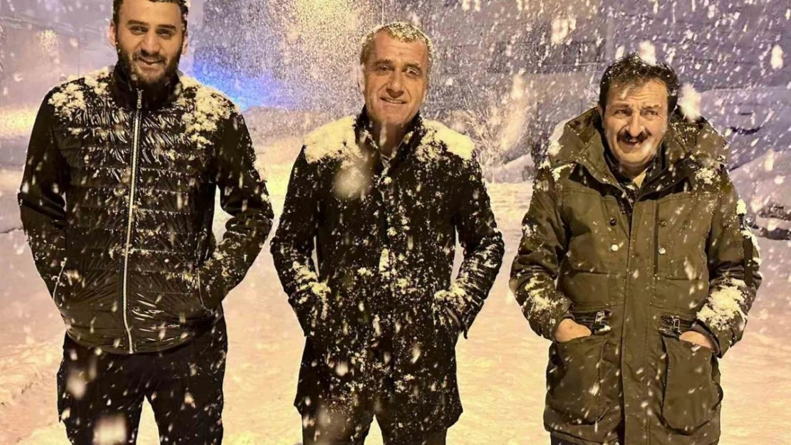 Yüksekova'da lapa lapa kar yağışı