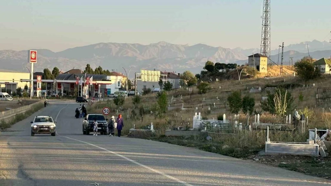 Yüksekova'da mezarlıkta yer kalmadı, mezarlar yola taştı