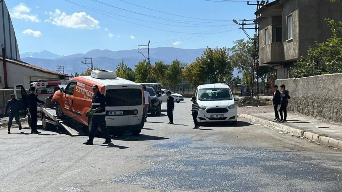 Yüksekova'da minibüs ile kamyonet çarpıştı: 3 yaralı