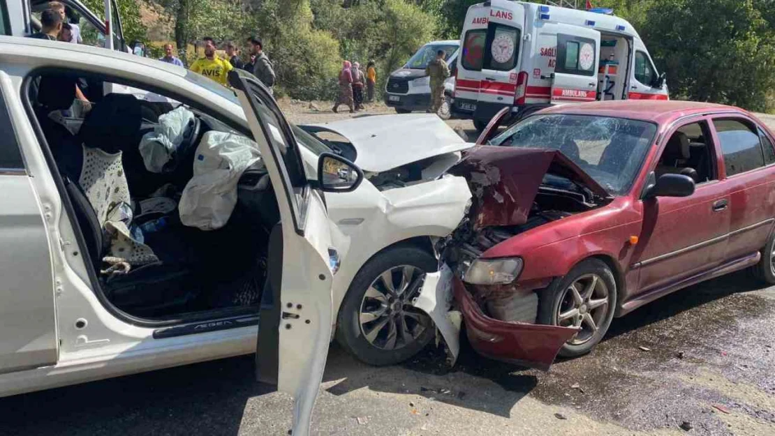 Yüksekova'da otomobil ile cip kafa kafaya çarpıştı: 8 yaralı