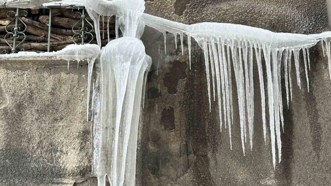 Yüksekova'da Sibirya soğukları çatılarda buz sarkıtları 4 metreyi geçti