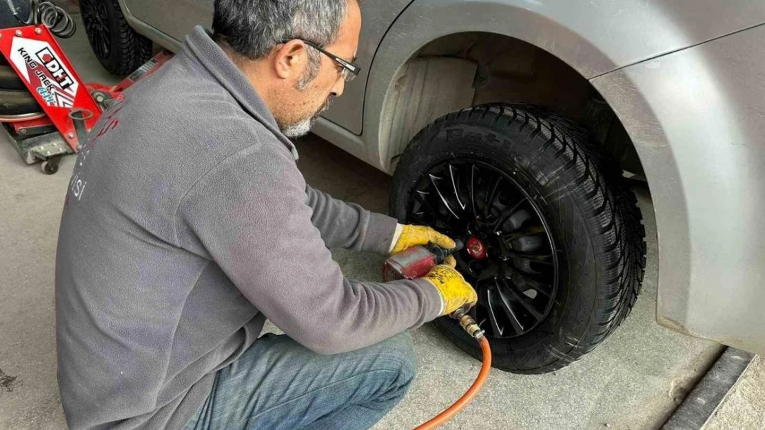 Yüksekova'da sürücüler kış lastiklerini taktırıyor