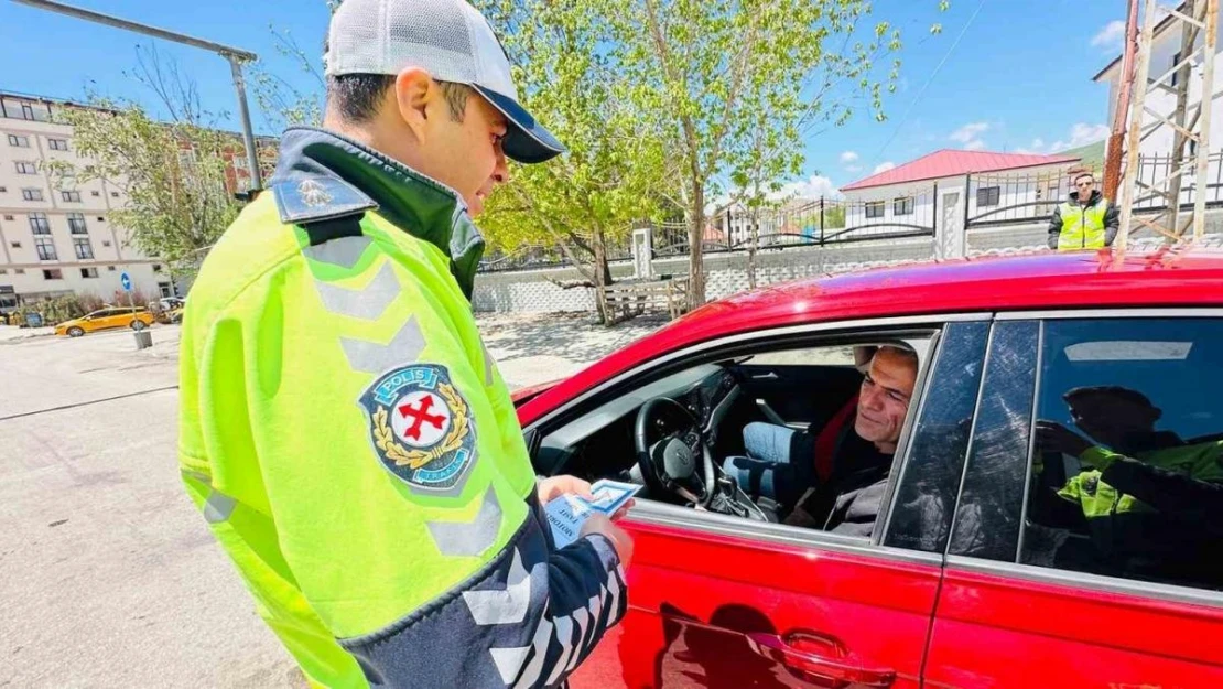 Yüksekova'da sürücüler trafik testinden geçti