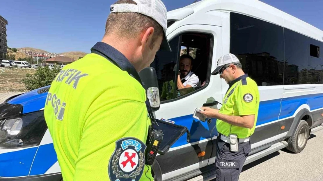 Yüksekova'da toplu taşıma araçları denetlendi