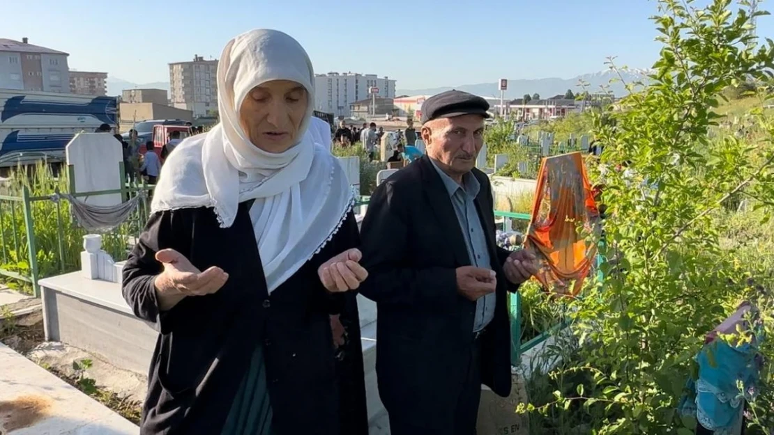 Yüksekova'da vatandaşlar bayram namazı sonrası mezarlıklara akın etti