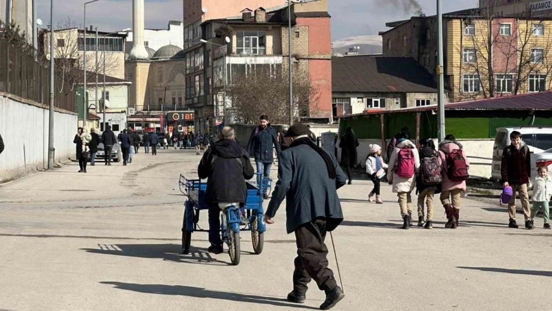 Yüksekova'da yıllardır kapalı olan yol trafiğe açıldı