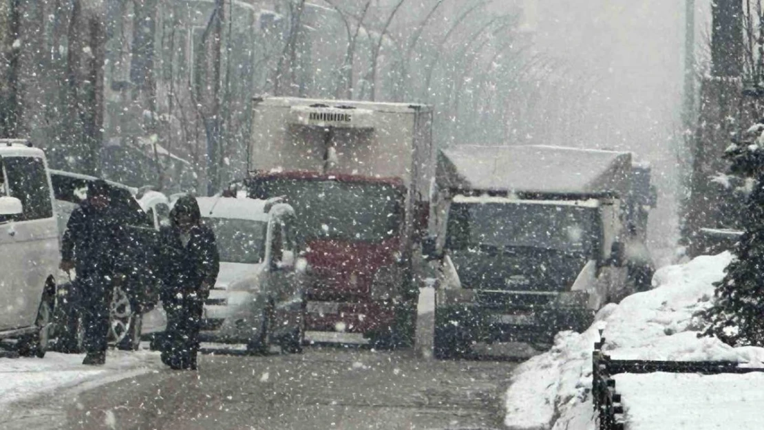 Yüksekova'da yoğun kar yağışı: Uçak seferleri iptal edildi