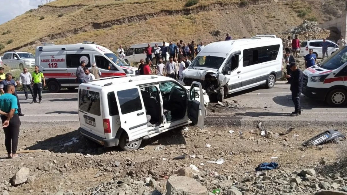 Yüksekova'da yolcu minibüsü ile hafif ticari araç kafa kafaya çarpıştı: 2'si ağır 7 yaralı