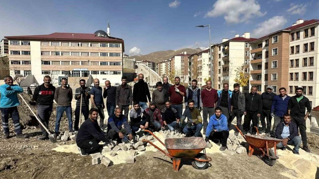 Yüksekova'da yürekleri ısıtan anlar: 30 kapıcı çocuklar için yol onardı