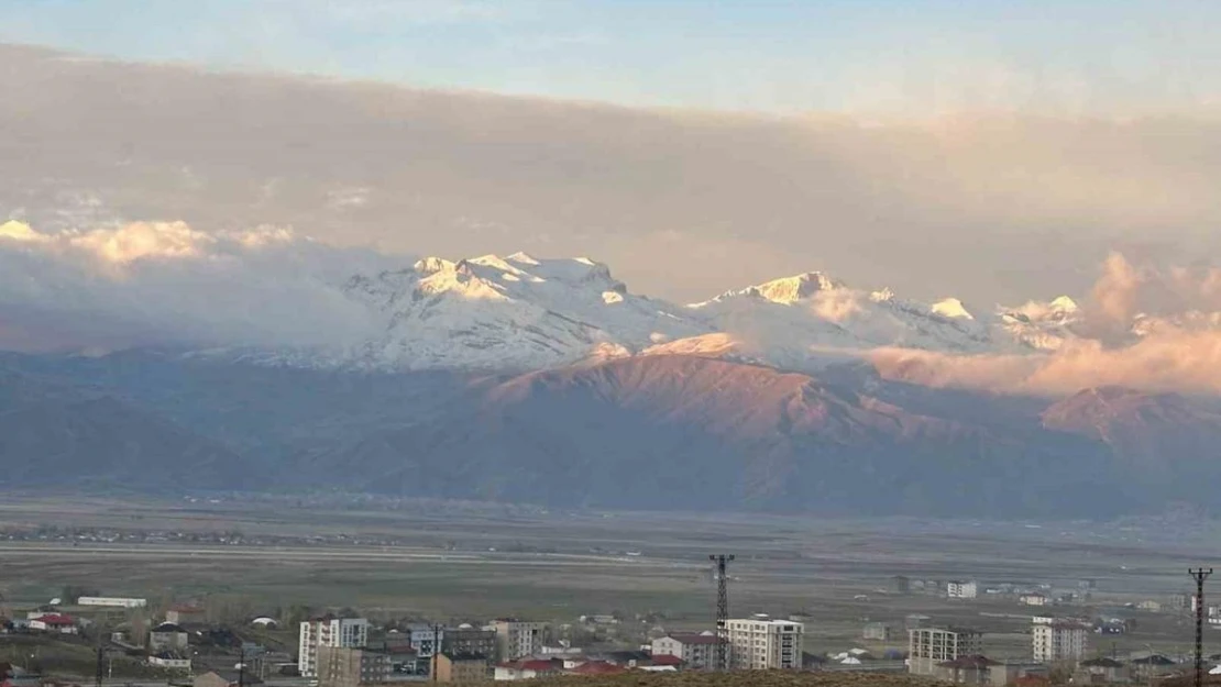 Yüksekova dağları beyaza büründü