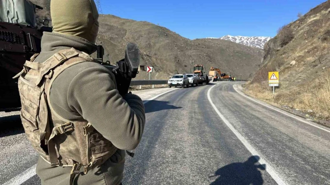 Yüksekova'nın Türkiye ile ulaşımı kesildi