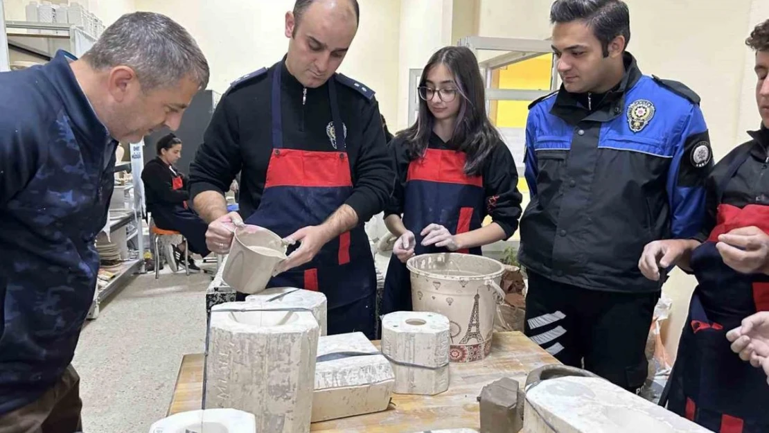 Yüksekova polisi 3 dalda 40 öğrenciye kurs verdi