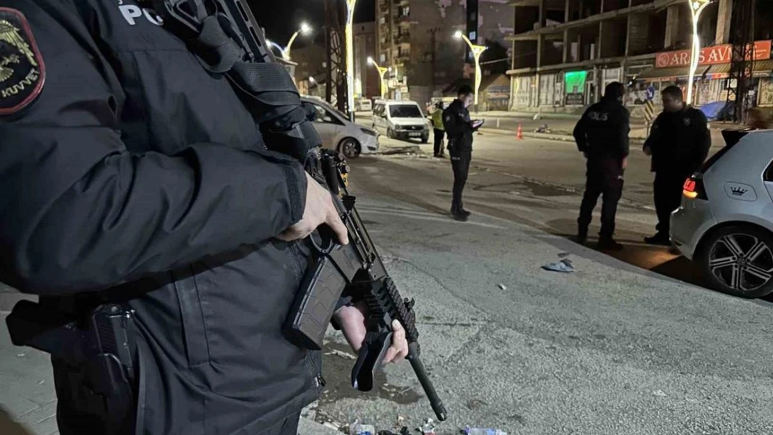 Yüksekova polisi, vatandaşın huzuru için gece gündüz alanda