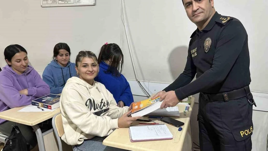 Yüksekova polisinden YKS'ye hazırlanan öğrencilere kitap desteği