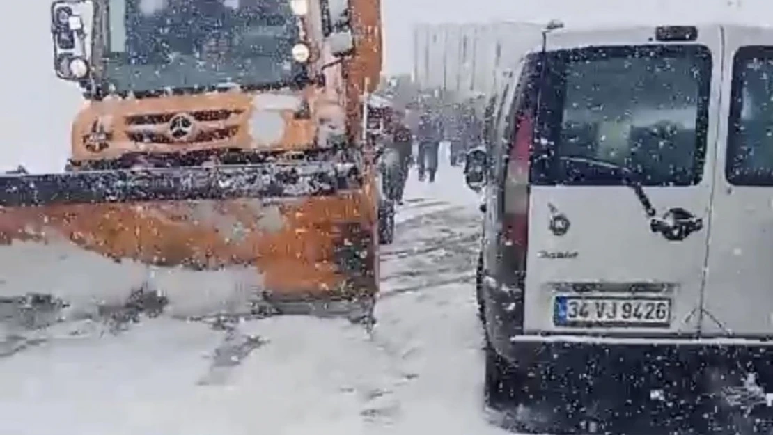 Yüksekova-Şemdinli kara yolunda çok sayıda araç mahsur kaldı