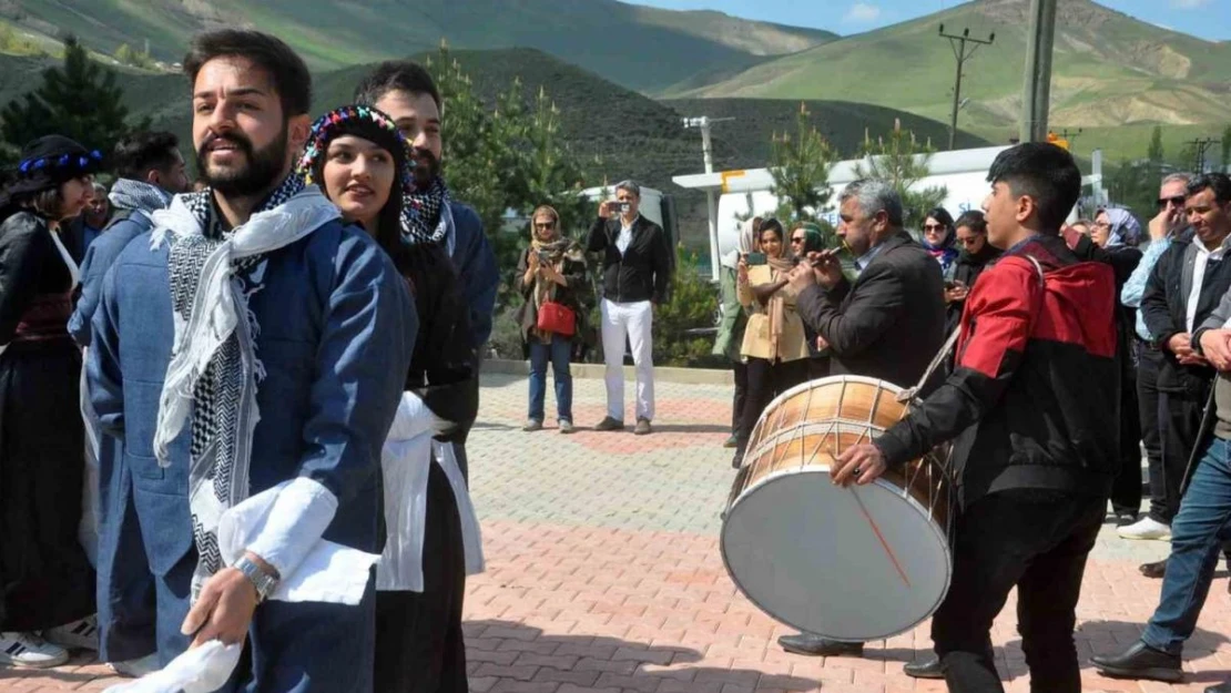 Yüksekova'ya gelen İran kafilesine davullu-zurnalı karşılama