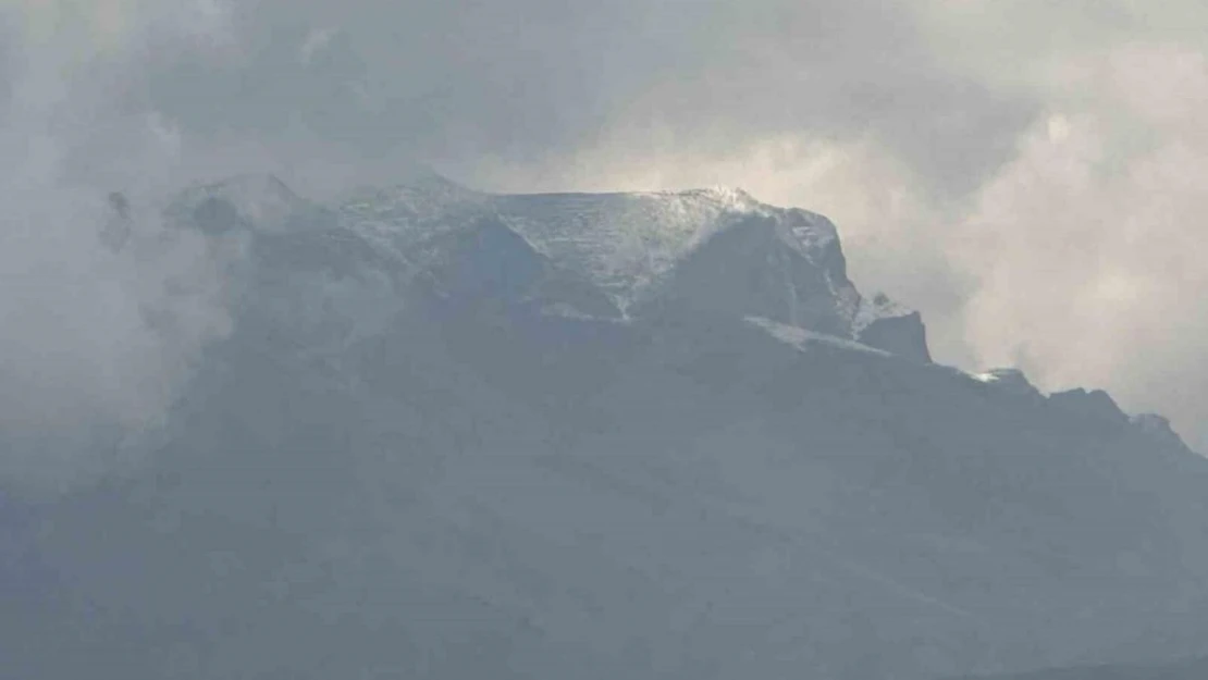 Yüksekova'ya mevsimin ilk karı düştü