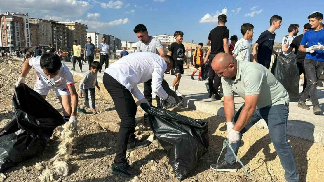 Yüksekovalı 200 sporcu çevre temizliği yaptı