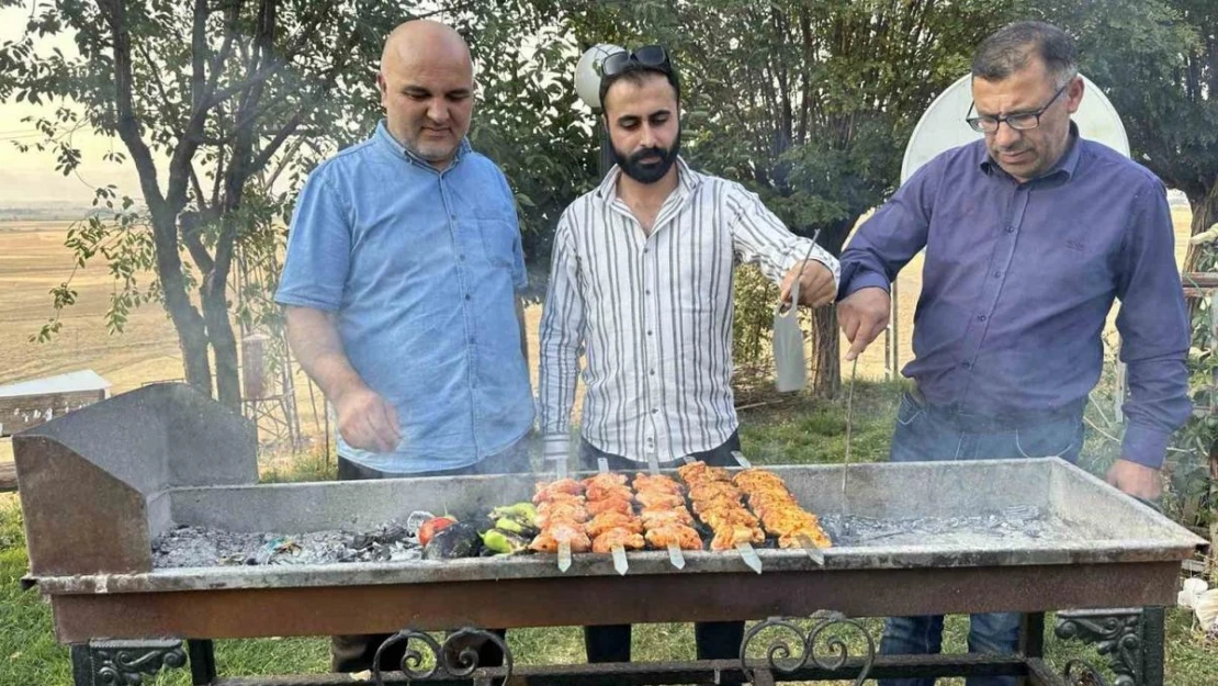 Yüksekovalı öğretmenler kurul toplantısını masa başında değil, mangal başında yaptı