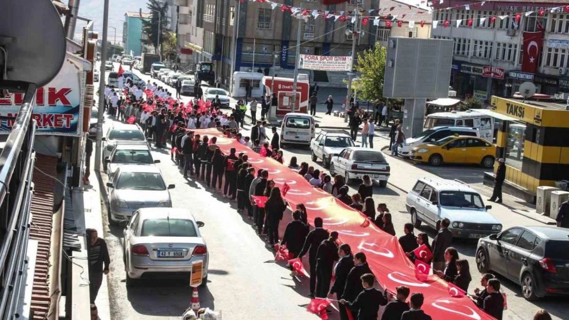 Yunak'ta Cumhuriyet'in 100. yılı coşkuyla kutlandı